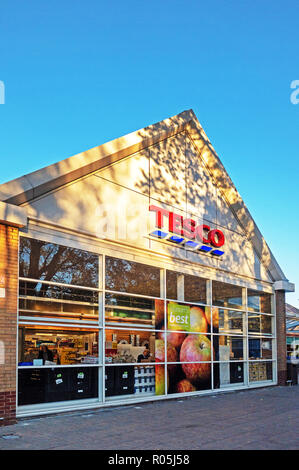 Shop Fronten der freundlichen Konkurrenz mit Speisen zum Mitnehmen in das kleine Dorf von Bramley, in der Nähe von Rotherham in South Yorkshire. Die Außenseite des Tesco Marke Stockfoto