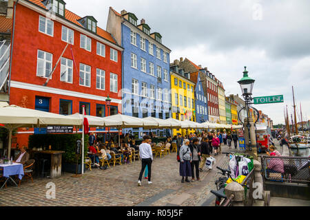 Nyhavn Kopenhagen Cafés Bars Restaurants auf dem historischen Nyhavn-kanal Bezirk Kopenhagen Dänemark Hauptstadt Stockfoto