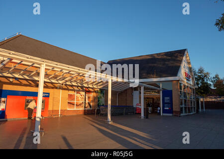 Shop Vordere äußere von Tesco und Zeichen im Dinnington, Rotherham Stockfoto