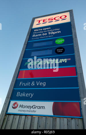 Tesco Supermarkt Benzinpreise auf Tesco Kraftstoff Zeichen Stockfoto