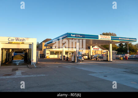 Kraftstoff bei Tesco Tankstelle an Dinnington, Rotherham um Sonnenuntergang Stockfoto