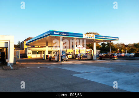 Kraftstoff bei Tesco Tankstelle an Dinnington, Rotherham um Sonnenuntergang Stockfoto