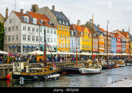 Nyhavn Kopenhagen Cafés Bars Restaurants auf dem historischen Nyhavn-kanal Bezirk Kopenhagen Dänemark Hauptstadt Stockfoto