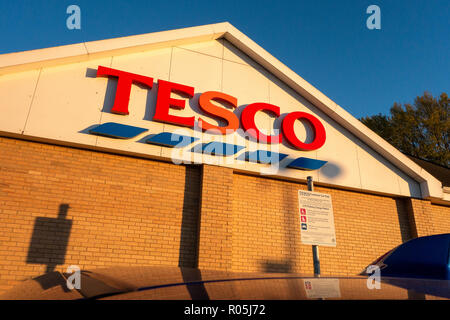 Shop Fronten der freundlichen Konkurrenz mit Speisen zum Mitnehmen in das kleine Dorf von Bramley, in der Nähe von Rotherham in South Yorkshire. Die Außenseite des Tesco Marke Stockfoto