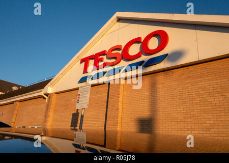 Shop Fronten der freundlichen Konkurrenz mit Speisen zum Mitnehmen in das kleine Dorf von Bramley, in der Nähe von Rotherham in South Yorkshire. Die Außenseite des Tesco Marke Stockfoto