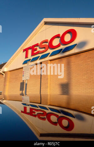 Shop Fronten der freundlichen Konkurrenz mit Speisen zum Mitnehmen in das kleine Dorf von Bramley, in der Nähe von Rotherham in South Yorkshire. Die Außenseite des Tesco Marke Stockfoto