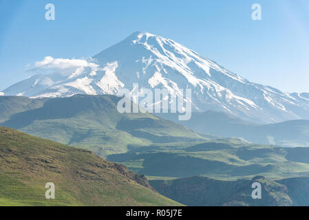 Mount Damavand (5.610 m), schneebedeckten und potenziell aktiven Vulkan, der höchste Gipfel im Iran und in höchster Vulkan in Asien. Stockfoto