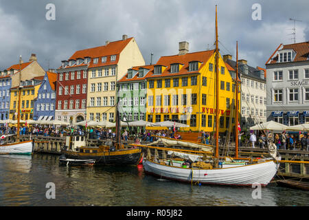 Nyhavn Kopenhagen Cafés Bars Restaurants auf dem historischen Nyhavn-kanal Bezirk Kopenhagen Dänemark Hauptstadt Stockfoto