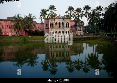 Der Baro Sardar Bari in Sonargaon. Es ist eines der schönsten Beispiele einer Wohnanlage der Kolonialzeit, erbaut auf den Ruinen einer früheren Musli Stockfoto