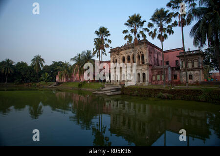 Der Baro Sardar Bari in Sonargaon. Es ist eines der schönsten Beispiele einer Wohnanlage der Kolonialzeit, erbaut auf den Ruinen einer früheren Musli Stockfoto