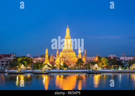 Bangkok Thailand, Night City Skyline am Wat Arun Tempel und den Fluss Chao Phraya Stockfoto