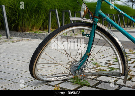 Altes Fahrrad, links hinter Stockfoto