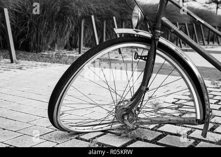 Altes Fahrrad, links hinter Stockfoto