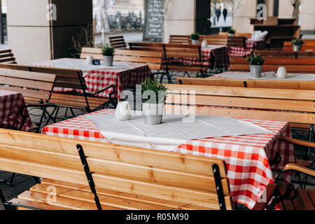 Leere Straße Café im Winter in Berlin. Warten auf Besucher oder Nebensaison. Stockfoto