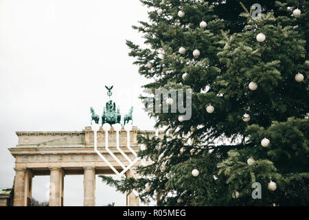 Weihnachtsbaum in Berlin in Deutschland auf dem Platz neben dem Brandenburger Tor. Das Brandenburger Tor ist unscharf im Hintergrund. Stockfoto