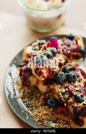 Leckere Waffeln mit Früchten closeup , raw vegan Frühstück in einem Cafe, stilvoll serviert Stockfoto