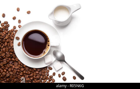 Geröstete Kaffeebohnen und Tasse Kaffee schwarz auf weißem Hintergrund Stockfoto