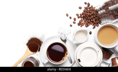 Verschiedene Arten von Kaffee und Zutaten auf weißem Hintergrund Stockfoto