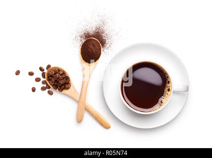 Kaffeebohnen und gemahlenen Kaffee auf hölzernen Löffel mit Tasse Kaffee schwarz auf weißem Hintergrund Stockfoto