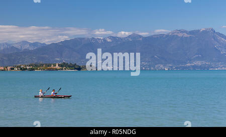 Paar in einem Kanu in Sirmione am Gardasee in Norditalien Stockfoto