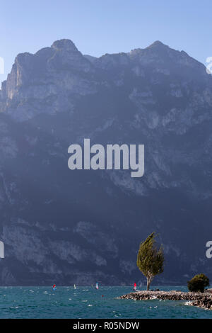 Windsurfer in Torbole, Riva del Garda am Gardasee in Norditalien Stockfoto