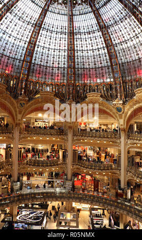 Innenraum der Galeries Lafayette's Kaufhaus für Frauen in Paris. Stockfoto