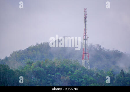 Telekommunikation Turm auf dem Hügel von Nebel während der Morgen umgeben. Stockfoto