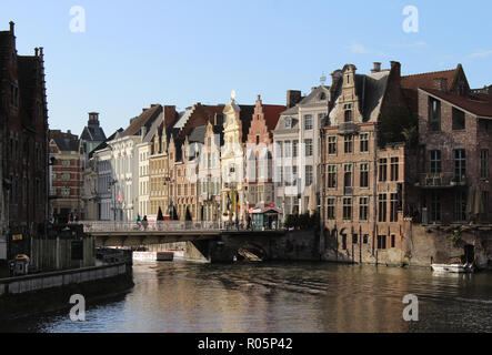 GENT, Belgien: 17. JANUAR 2018: Winter Blick des Flusses Leie und historischen Gebäuden auf der Korenlei im Zentrum von Gent. Gent hat eine historische Stadt c Stockfoto