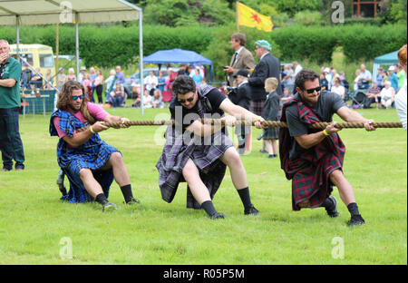 CRIEFF, Schottland, 21. JULI 2018: Mitglieder der Öffentlichkeit nehmen Sie Teil an den "Tauziehen" Veranstaltung in der lochearnhead Highland Games in der Nähe von Crieff in Schottland. Stockfoto