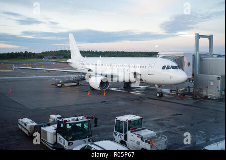 22.06.2018 - Helsinki, Finnland, Europa - eine A320 Passagierflugzeug der Leasinggesellschaft Getjet zu einem Tor an der Helsinki Vantaa Airport geparkt ist. Stockfoto