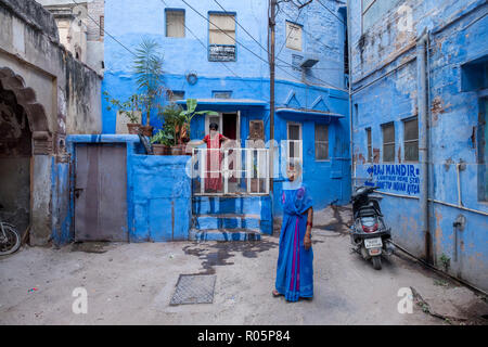 Tägliches Leben Tätigkeiten von nicht identifizierten Personen in blaue Stadt Jodhpur, Indien. Stockfoto