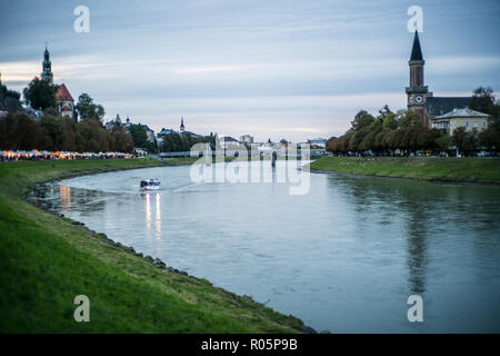 Street Market am Ufer des Flusses, Salzburg, Österreich, Europa. Stockfoto