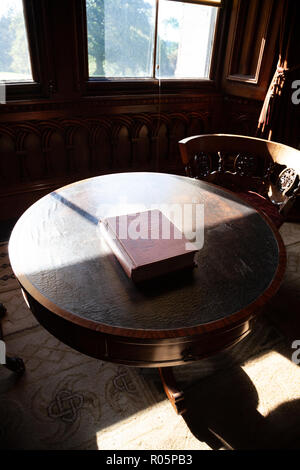 Nahaufnahme eines Vintage Buch '50 Jahre' mit dem Foxhunting Grafton und andere Verpackungen von Hounds' von JMK Elliot auf eine mit Leder bezogene Tabelle Stockfoto