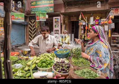 Tägliches Leben Tätigkeiten von nicht identifizierten Personen in blaue Stadt Jodhpur, Indien. Stockfoto