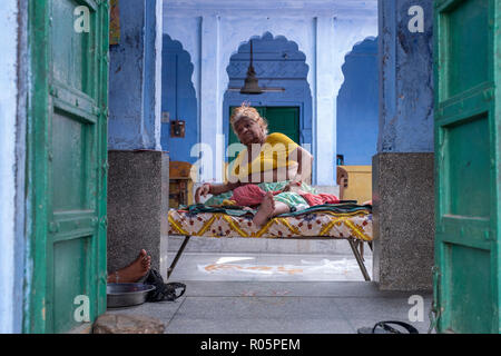 Tägliches Leben Tätigkeiten von nicht identifizierten Personen in blaue Stadt Jodhpur, Indien. Stockfoto