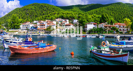 Schönes Neo Klima Dorf, mit Blick auf die traditionellen Fischerboote, Häuser und Berge, Skopelos, Griechenland. Stockfoto
