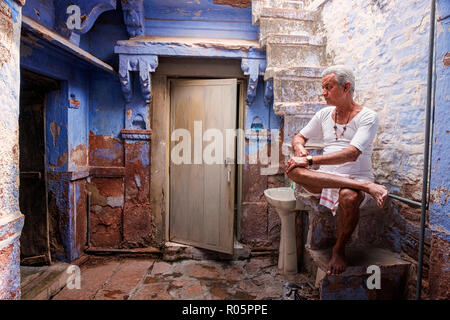 Tägliches Leben Tätigkeiten von nicht identifizierten Personen in blaue Stadt Jodhpur, Indien. Stockfoto