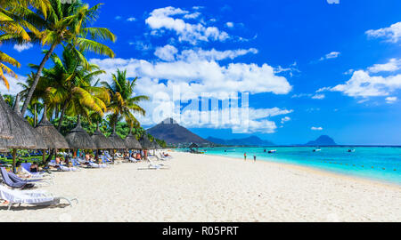 Tropisches Paradies in Mauritius Insel, Ansicht mit Sand, das Meer und die Berge. Stockfoto