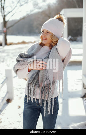 Junge blonde Frau in einem Winter Park Stockfoto