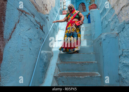 Tägliches Leben Tätigkeiten von nicht identifizierten Personen in blaue Stadt Jodhpur, Indien. Stockfoto