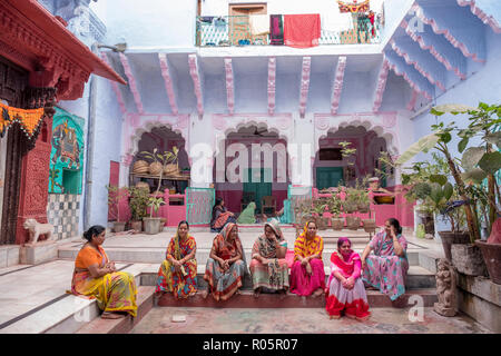 Tägliches Leben Tätigkeiten von nicht identifizierten Personen in blaue Stadt Jodhpur, Indien. Stockfoto