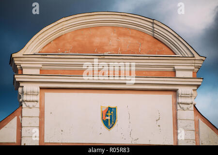 Pärnu, Estland. Nahaufnahme von Wappen auf Tallinn Tor Wände. Historische Anreicherung von Pärnu. Tor aus dem 17. Jahrhundert. Stockfoto