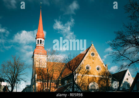 Pärnu, Estland. Nahaufnahme der Lutherischen Kirche St. Elisabeth in sonniger Tag. Stockfoto