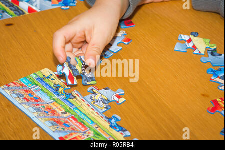 Baby hand Zusammensetzen des Puzzles auf dem Tisch Stockfoto