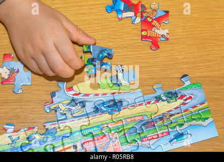 Baby hand Zusammensetzen des Puzzles auf dem Tisch Stockfoto