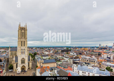 Luftaufnahme der Stadt Gent Belgien und die Fassade der Kathedrale von St. Bavon im Hintergrund Stockfoto