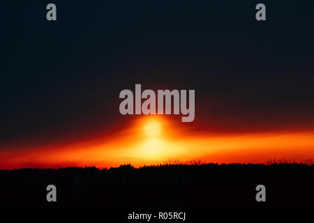 Natürliche sonnigen Licht Säule im Winter Sonnenuntergang. Atmosphärische optische Phänomen in Form einer vertikalen Band des Lichts, das erscheint Über zu verlängern und Stockfoto