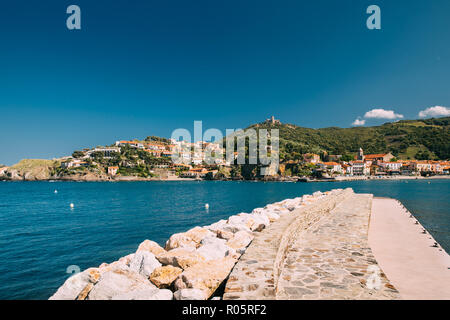 Collioure, Frankreich. Blick vom Liegeplatz im Hafen von Collioure hügelige Stadtbild im sonnigen Frühlingstag. Stockfoto