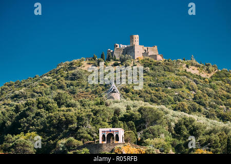 Collioure, Frankreich. Fort Saint Elme im sonnigen Frühlingstag. Alte mittelalterliche Festung - Saint Elme ist eine militärische Festung zwischen 1538 und 1552 von Charles V Stockfoto