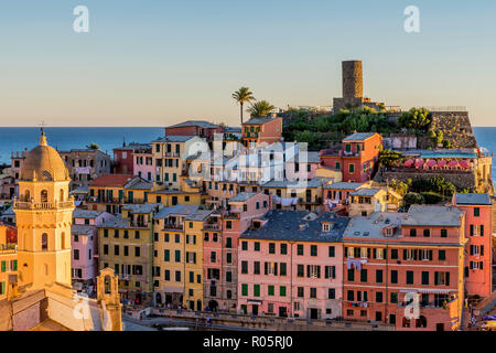 Detail der bunten historischen Zentrum von Vernazza bei Sonnenuntergang, Cinque Terre, Ligurien, Italien Stockfoto